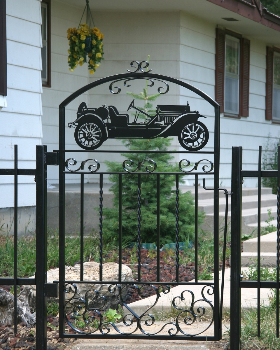 Gate-with-car-silhouttes